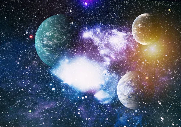 Uzaydaki gezegenler, yıldızlar ve galaksiler uzay keşiflerinin güzelliğini gösteriyor. NASA tarafından döşenmiş elementler