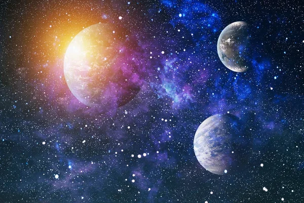 Uzaydaki gezegenler, yıldızlar ve galaksiler uzay keşiflerinin güzelliğini gösteriyor. NASA tarafından döşenmiş elementler