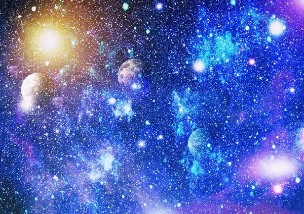 Uzaydaki gezegenler, yıldızlar ve galaksiler uzay keşiflerinin güzelliğini gösteriyor. NASA tarafından döşenmiş elementler