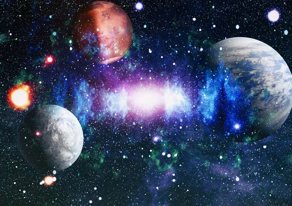 Derin uzay sanatı. Galaksiler, bulutsular ve evrendeki yıldızlar. Bu görüntünün elementleri NASA tarafından desteklenmektedir