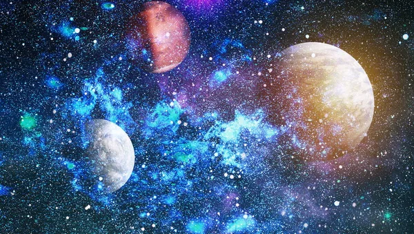 Derin uzay sanatı. Galaksiler, bulutsular ve evrendeki yıldızlar. Bu görüntünün elementleri NASA tarafından desteklenmektedir