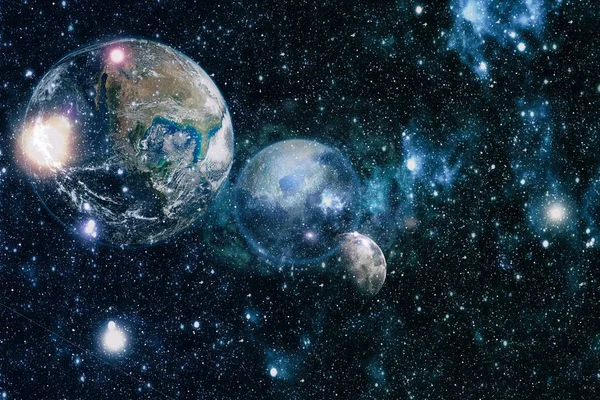 Dünya ve ay siyah bir zemin üzerine uzaydan. NASA tarafından döşenmiş öğeler dahil olmak üzere son derece ayrıntılı görüntü.