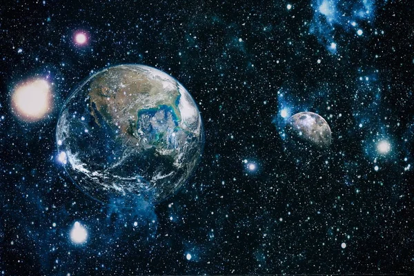 Dünya ve ay siyah bir zemin üzerine uzaydan. NASA tarafından döşenmiş öğeler dahil olmak üzere son derece ayrıntılı görüntü.