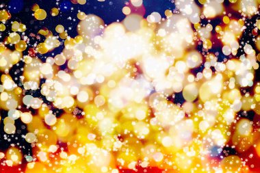 Kış mavi gökyüzü ile yağan kar, kar tanesi. Mutlu Noeller ve mutlu yeni yıl için kış tatil arka plan.