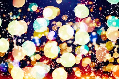 Kış mavi gökyüzü ile yağan kar, kar tanesi. Mutlu Noeller ve mutlu yeni yıl için kış tatil arka plan.