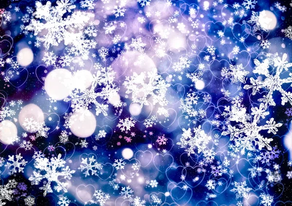 冬天的蓝天上飘落的雪花 圣诞节和新年快乐的节日冬季背景 — 图库照片