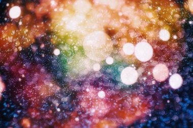 Doğal bokeh ve parlak altın ışıklarla şenlikli arka plan.