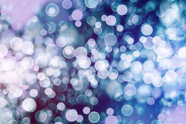 Doğal bokeh ve parlak altın ışıklarla şenlikli arka plan.