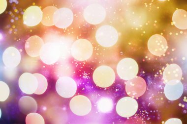 Doğal bokeh ve parlak altın ışıklarla şenlikli arka plan.