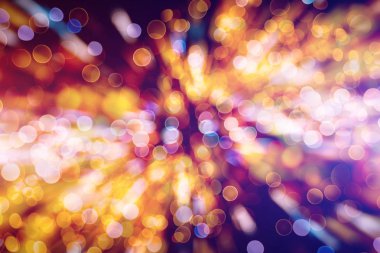 Doğal bokeh ve parlak altın ışıklarla şenlikli arka plan.