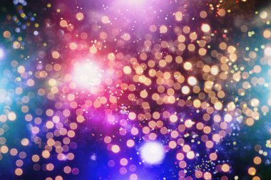 Doğal bokeh ve parlak altın ışıklarla şenlikli arka plan.