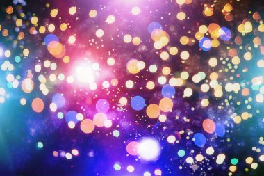 Doğal bokeh ve parlak altın ışıklarla şenlikli arka plan.