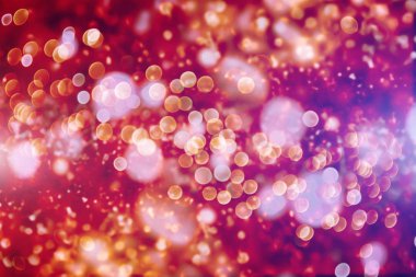 Doğal bokeh ve parlak altın ışıklarla şenlikli arka plan.