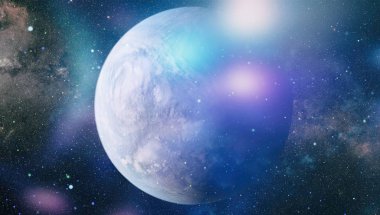 Gezegen ve galaksinin yıldızları serbest uzayda. Bu görüntünün elementleri NASA tarafından desteklenmektedir .