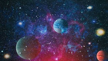 Nebula ve galaksiler uzayda. Bu görüntünün elementleri NASA tarafından desteklenmektedir.