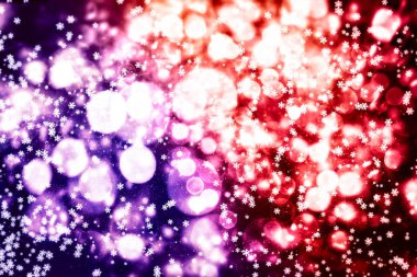 Noel arka plan. İnce uçan kar pul ve yıldız koyu mavi gece arka plan üzerinde. Çok güzel kış gümüş kar tanesi yerleşim şablonu.