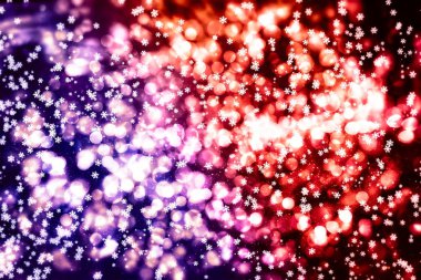 Noel arka plan. İnce uçan kar pul ve yıldız koyu mavi gece arka plan üzerinde. Çok güzel kış gümüş kar tanesi yerleşim şablonu.