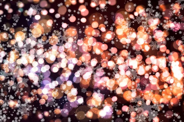 クリスマスの背景。微妙な飛行雪フレークと暗い青い夜背景に星。麗しい冬銀スノーフレーク オーバーレイ テンプレート. — ストック写真