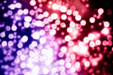 Soyut şenlik arkaplanı. Işıklar sönmüş, arka planda parlayan klasik ışıklar. Noel ve Yeni Yıl ziyafeti arka planında telif alanı.