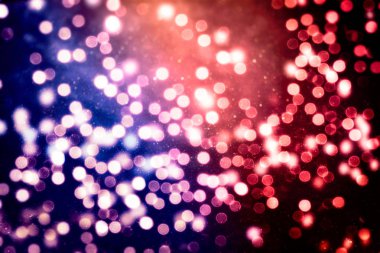 Soyut şenlik arkaplanı. Işıklar sönmüş, arka planda parlayan klasik ışıklar. Noel ve Yeni Yıl ziyafeti arka planında telif alanı.