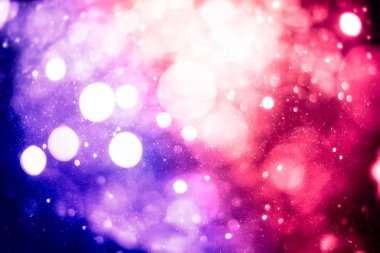 Soyut şenlik arkaplanı. Işıklar sönmüş, arka planda parlayan klasik ışıklar. Noel ve Yeni Yıl ziyafeti arka planında telif alanı.