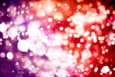 Soyut şenlik arkaplanı. Işıklar sönmüş, arka planda parlayan klasik ışıklar. Noel ve Yeni Yıl ziyafeti arka planında telif alanı.