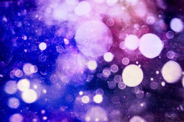 Soyut şenlik arkaplanı. Işıklar sönmüş, arka planda parlayan klasik ışıklar. Noel ve Yeni Yıl ziyafeti arka planında telif alanı.