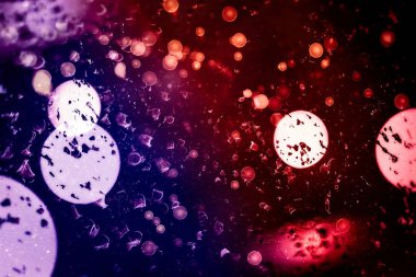 Soyut şenlik arkaplanı. Işıklar sönmüş, arka planda parlayan klasik ışıklar. Noel ve Yeni Yıl ziyafeti arka planında telif alanı.