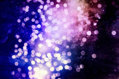 Soyut şenlik arkaplanı. Işıklar sönmüş, arka planda parlayan klasik ışıklar. Noel ve Yeni Yıl ziyafeti arka planında telif alanı.