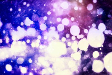 Soyut şenlik arkaplanı. Işıklar sönmüş, arka planda parlayan klasik ışıklar. Noel ve Yeni Yıl ziyafeti arka planında telif alanı.