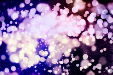 Soyut şenlik arkaplanı. Işıklar sönmüş, arka planda parlayan klasik ışıklar. Noel ve Yeni Yıl ziyafeti arka planında telif alanı.