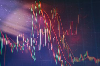 Borsa grafiği öndeki ekranda. Finans ve yatırım konsepti. Seçici odak.