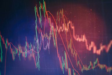 Borsa grafiği öndeki ekranda. Finans ve yatırım konsepti. Seçici odak.