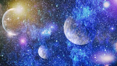 Gezegen ve galaksinin yıldızları serbest uzayda. Bu görüntünün elementleri NASA tarafından desteklenmektedir .