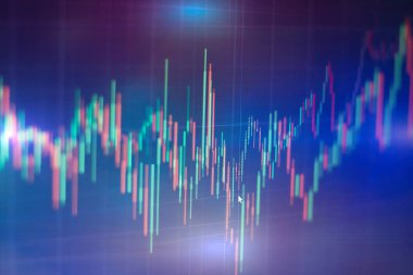 Borsa grafiği öndeki ekranda. Finans ve yatırım konsepti. Seçici odak.