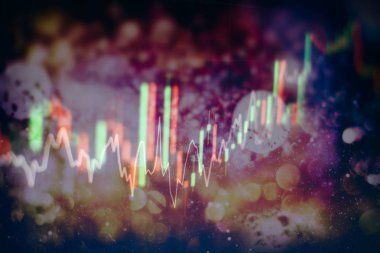 Borsa grafiği öndeki ekranda. Finans ve yatırım konsepti. Seçici odak.