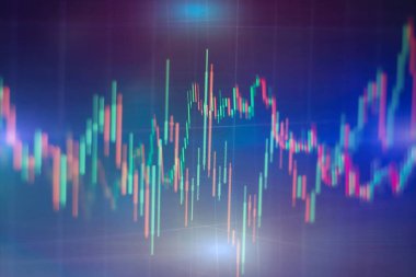 Borsa grafiği öndeki ekranda. Finans ve yatırım konsepti. Seçici odak.