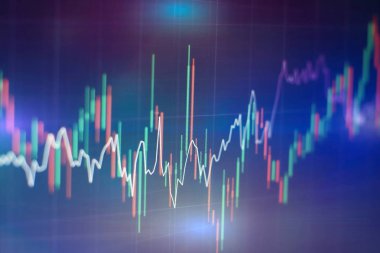 Borsa grafiği öndeki ekranda. Finans ve yatırım konsepti. Seçici odak.
