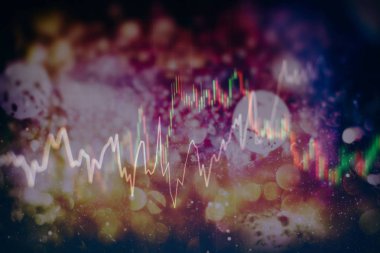 Borsa grafiği öndeki ekranda. Finans ve yatırım konsepti. Seçici odak.