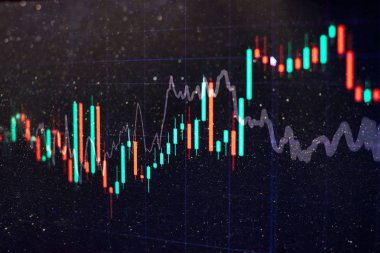 Borsa grafiği öndeki ekranda. Finans ve yatırım konsepti. Seçici odak.