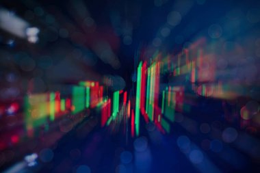 Borsa grafiği öndeki ekranda. Finans ve yatırım konsepti. Seçici odak.