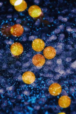 Doğal bokeh ve parlak altın ışık şenlikli arka plan. Vintage Magic arka plan ile renkli bokeh. Bahar yaz yılbaşı yeni yıl disko parti arka plan.