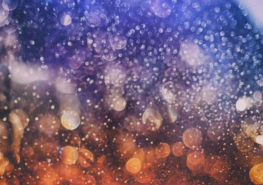 Doğal bokeh ve parlak altın ışık şenlikli arka plan. Vintage Magic arka plan ile renkli bokeh. Bahar yaz yılbaşı yeni yıl disko parti arka plan.