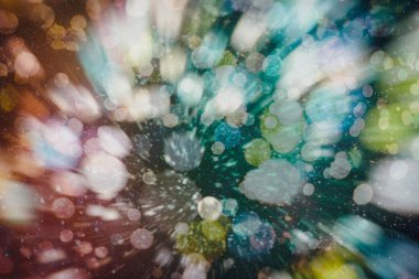 Renk Festivali 'nin arka planında doğal bokeh ve parlak altın ışıklarla sihirli arka plan. Klasik Sihirli arkaplan