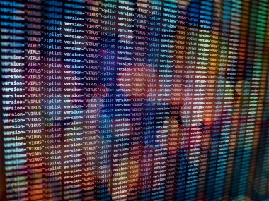 Virüs bulmak, uyarı mesajı. İkili kod listesi içinde bilgisayar virüsü tespit ve tarama.