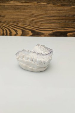 Bireysel diş tepsisi ortodontik diş teması. Görünmez diş telleri