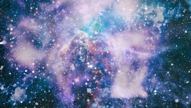 Uzaya karşı parlayan nebula ve yıldız alanı. Bu görüntünün elementleri NASA tarafından desteklenmektedir.