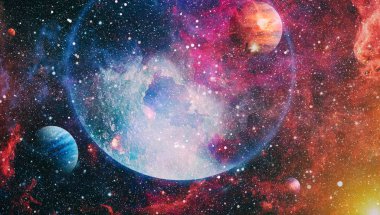 Uzaya karşı parlayan nebula ve yıldız alanı. Bu görüntünün elementleri NASA tarafından desteklenmektedir.