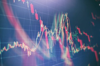 Borsa grafiği öndeki ekranda. Finans ve yatırım konsepti. Seçici odak