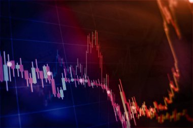 Borsa grafiği öndeki ekranda. Finans ve yatırım konsepti. Seçici odak